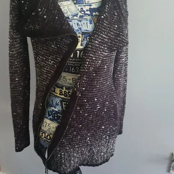 BCBGMaxazria Sweater!🖤🤎🤍   - Picture 7 of 9